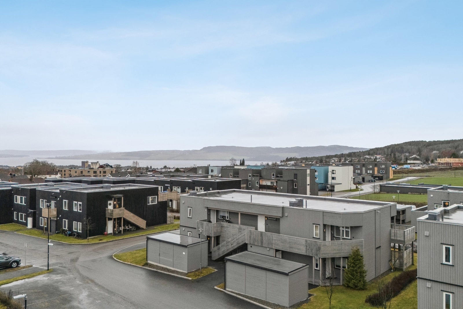 Beliggenheten er landlig, men med kun ca. 3 km til Hamar sentrum. Galleribilde