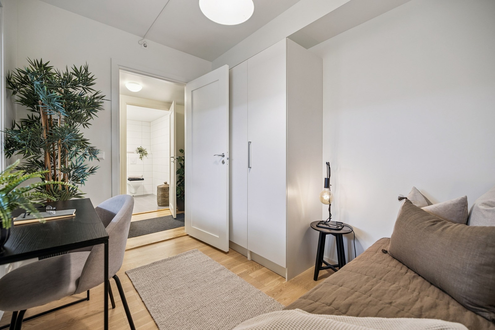 En plassbesparende skyvedør gir fleksibel utnyttelse av arealet. Galleribilde