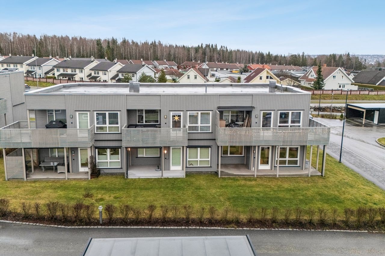 Det er kort gangavstand til barnehage, skoler og idrettsanlegg. Galleribilde