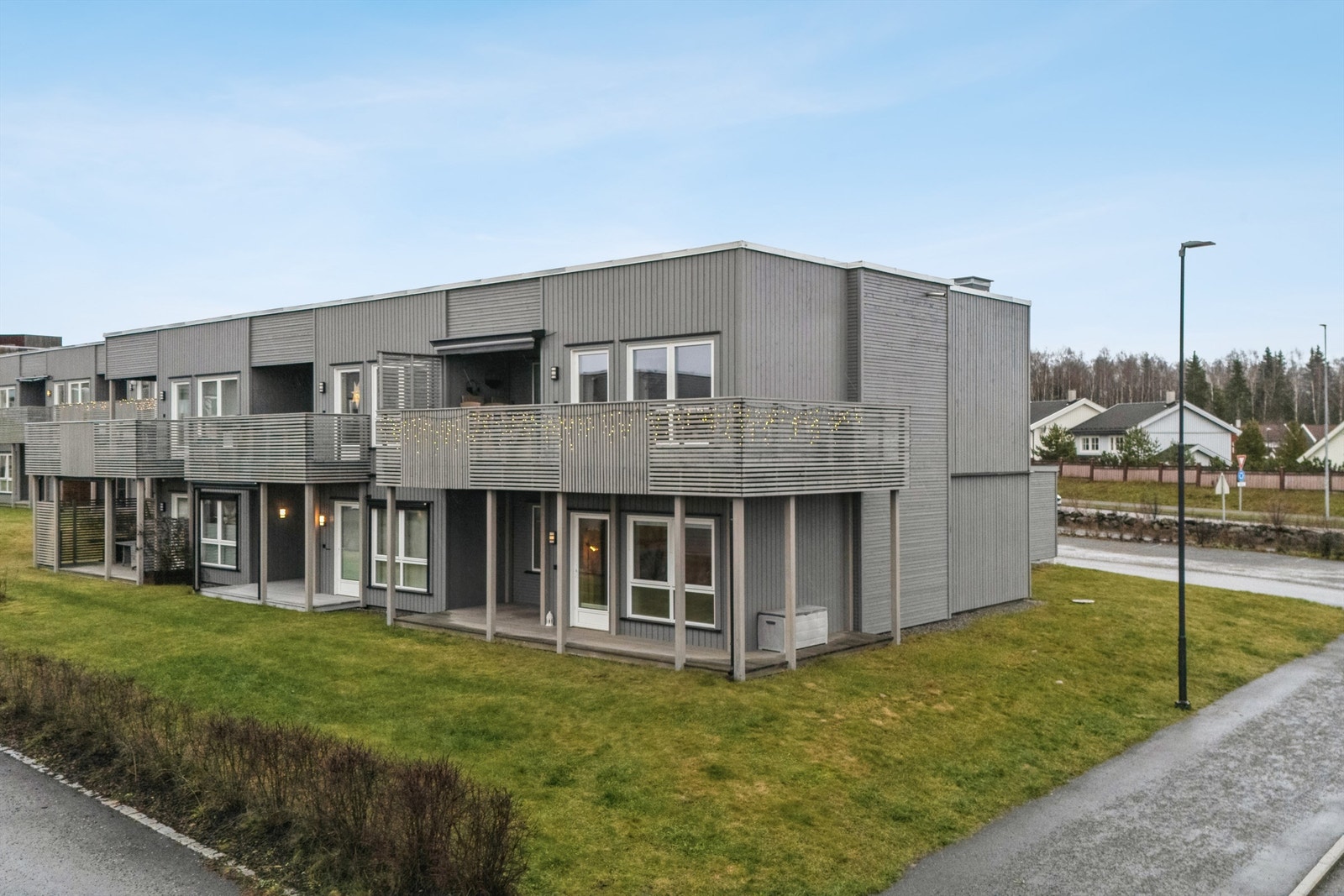 Leiligheten ligger i et etablert og populært boligområde med småhusbebyggelse. Galleribilde