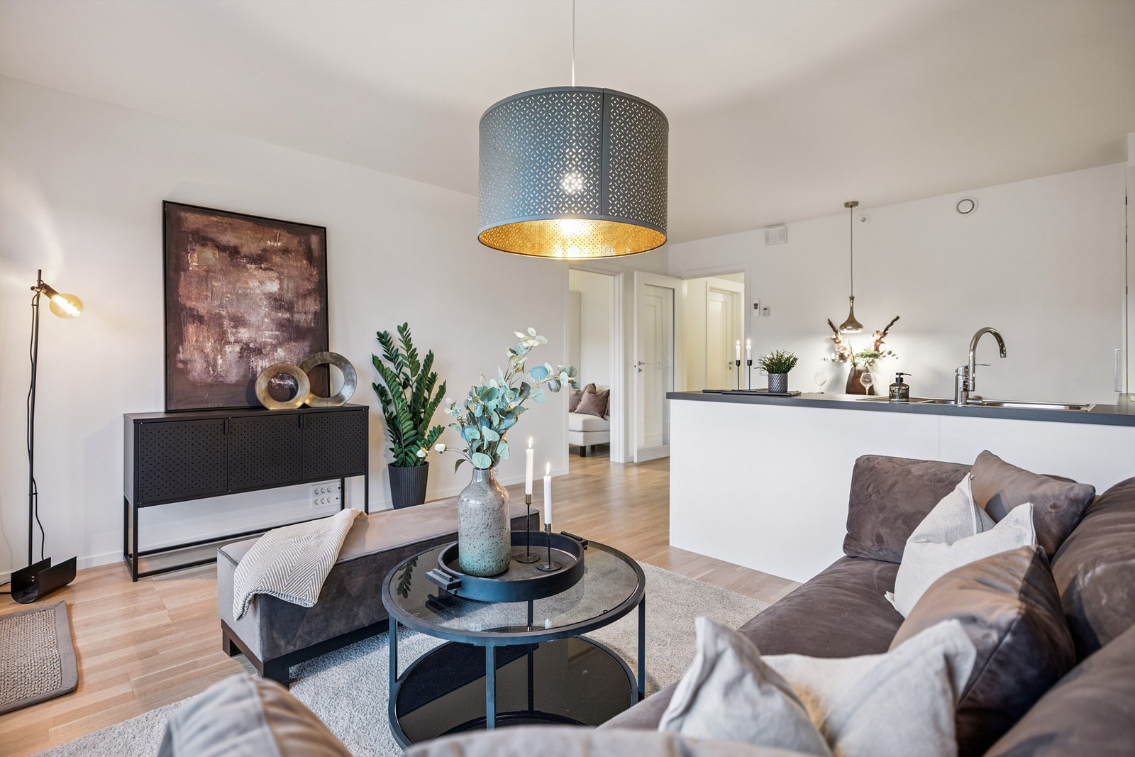 Vannbåren gulvvarme i alle oppholdsrom sikrer jevn og behagelig temperatur. Galleribilde