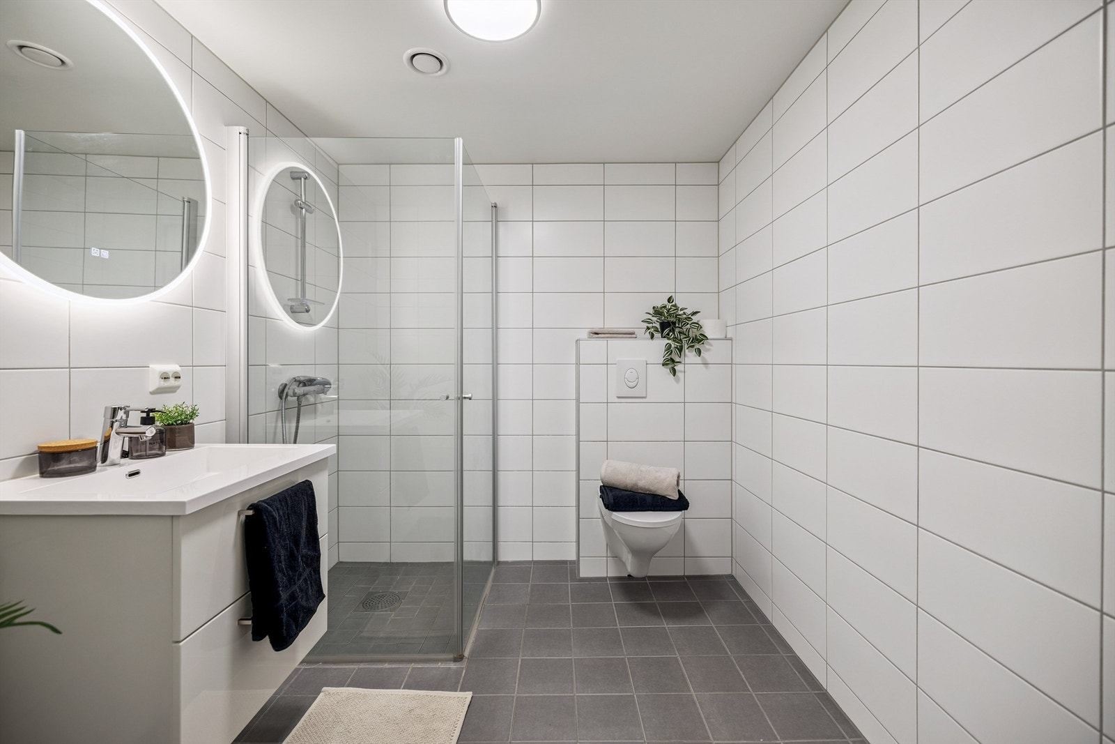 Tidløst og flislagt bad fra 2017 med vannbåren gulvvarme for ekstra komfort. Galleribilde