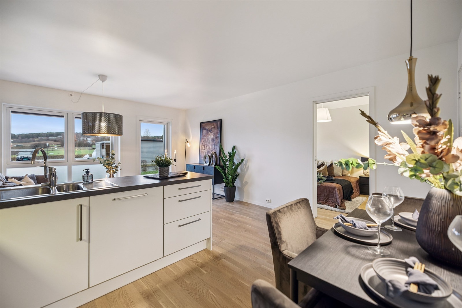 Gjennomgående parkett og malte flater gir et helhetlig inntrykk. Galleribilde