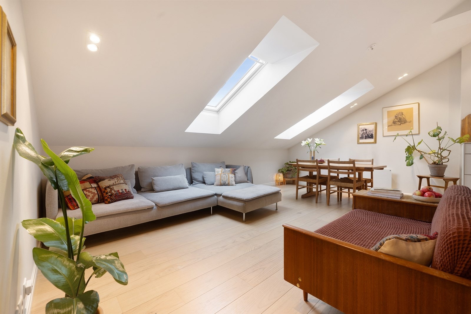 Leiligheten ligger på toppen og har rikelig innslipp av naturlig lys via store og flotte takvinduer. Galleribilde