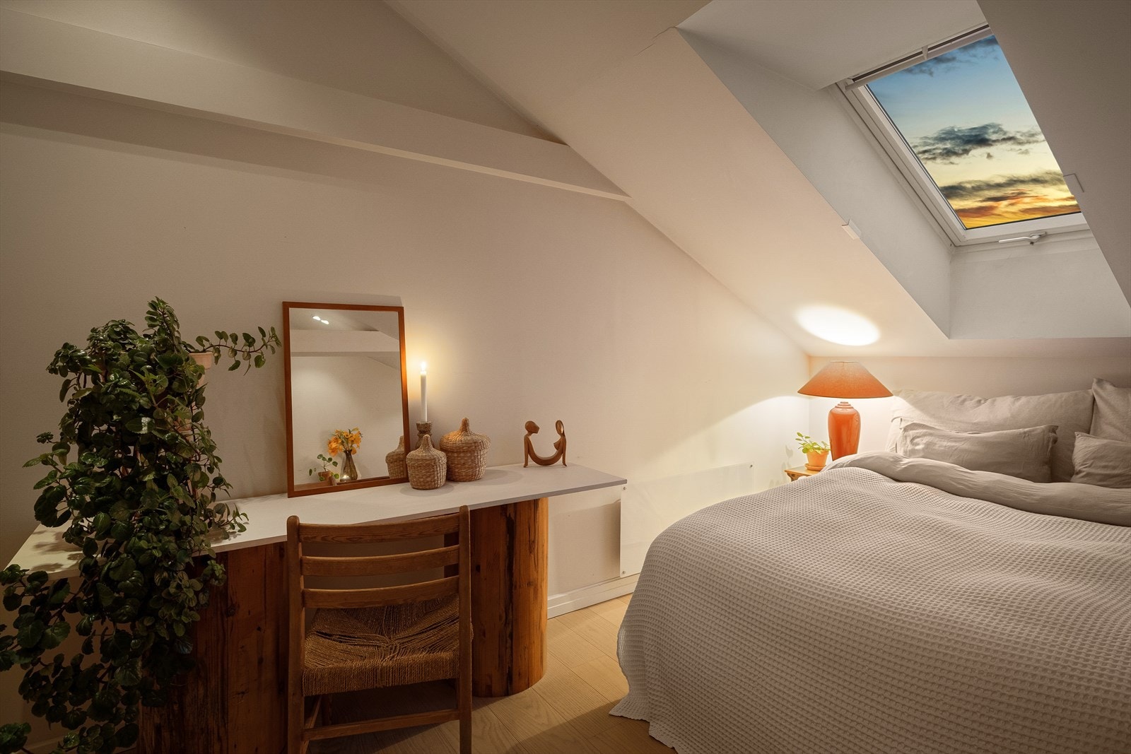 Alle rommene har store takvinduer som sikrer godt med lys og luft. Galleribilde