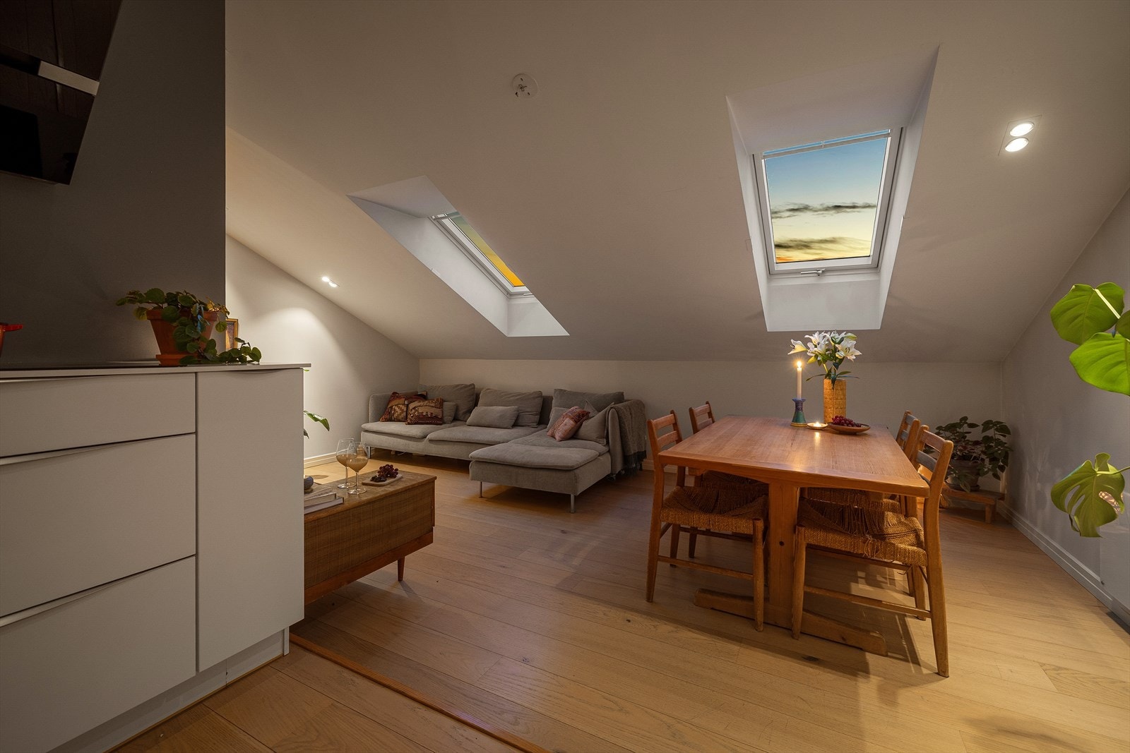 Leiligheten ligger i 5. etasje og inneholder entré, kjøkken, stue, tre soverom, bad og innvendig bod. Galleribilde