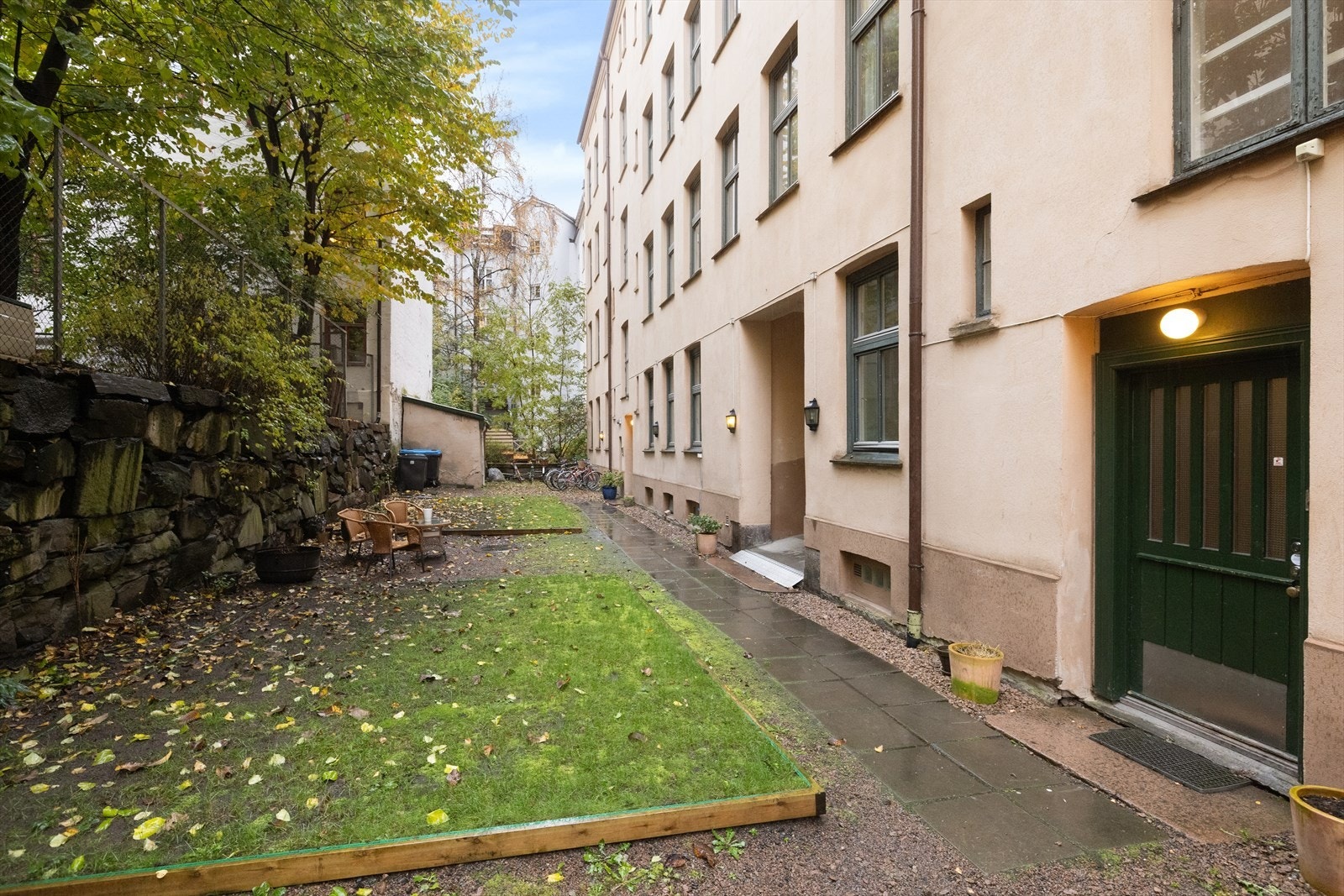 Hyggelig bakgård med sittegrupper, plen og sykkelparkering. Galleribilde