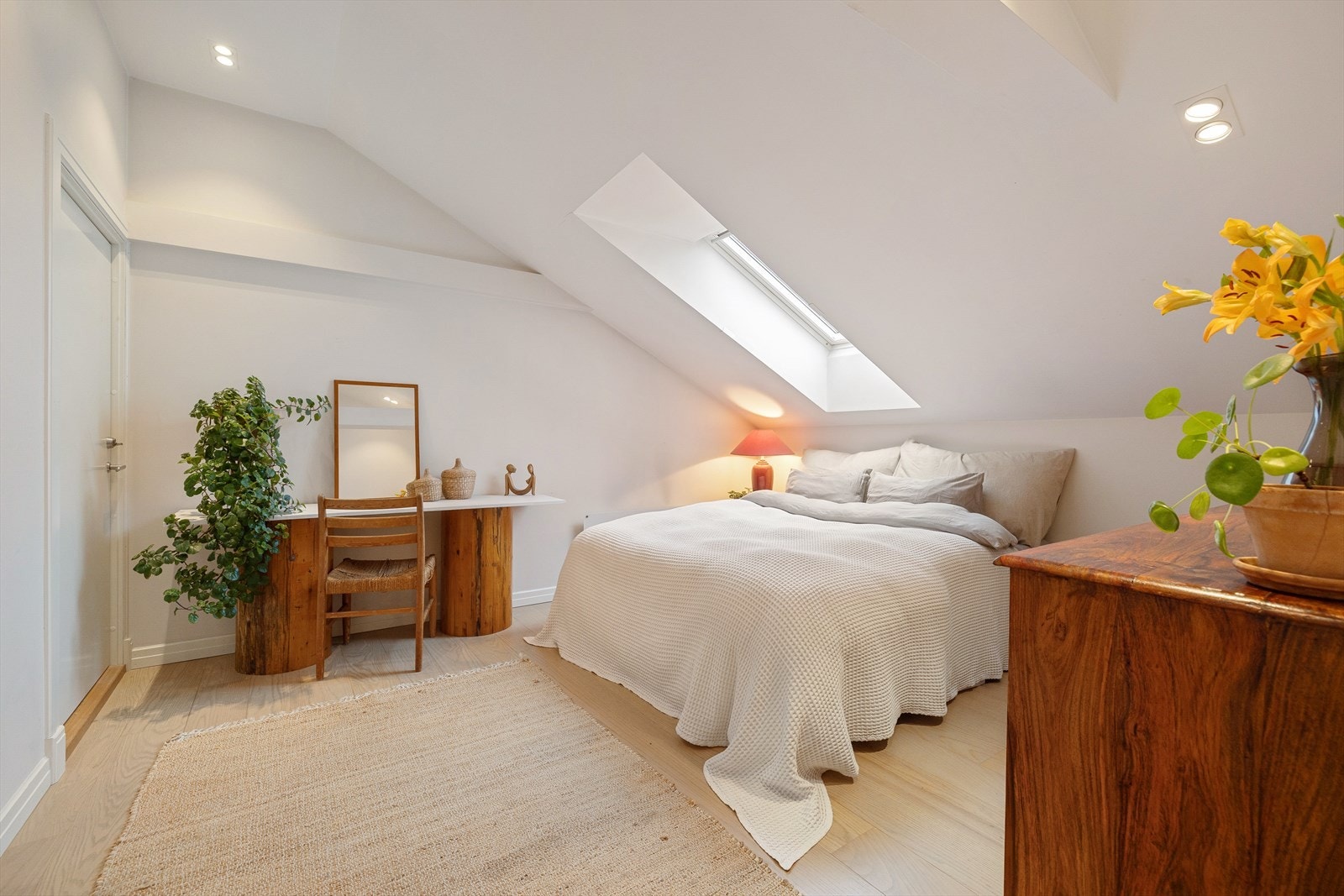 På hovedsoverommet er det god plass til dobbeltseng, nattbord og garderobeskap. Galleribilde