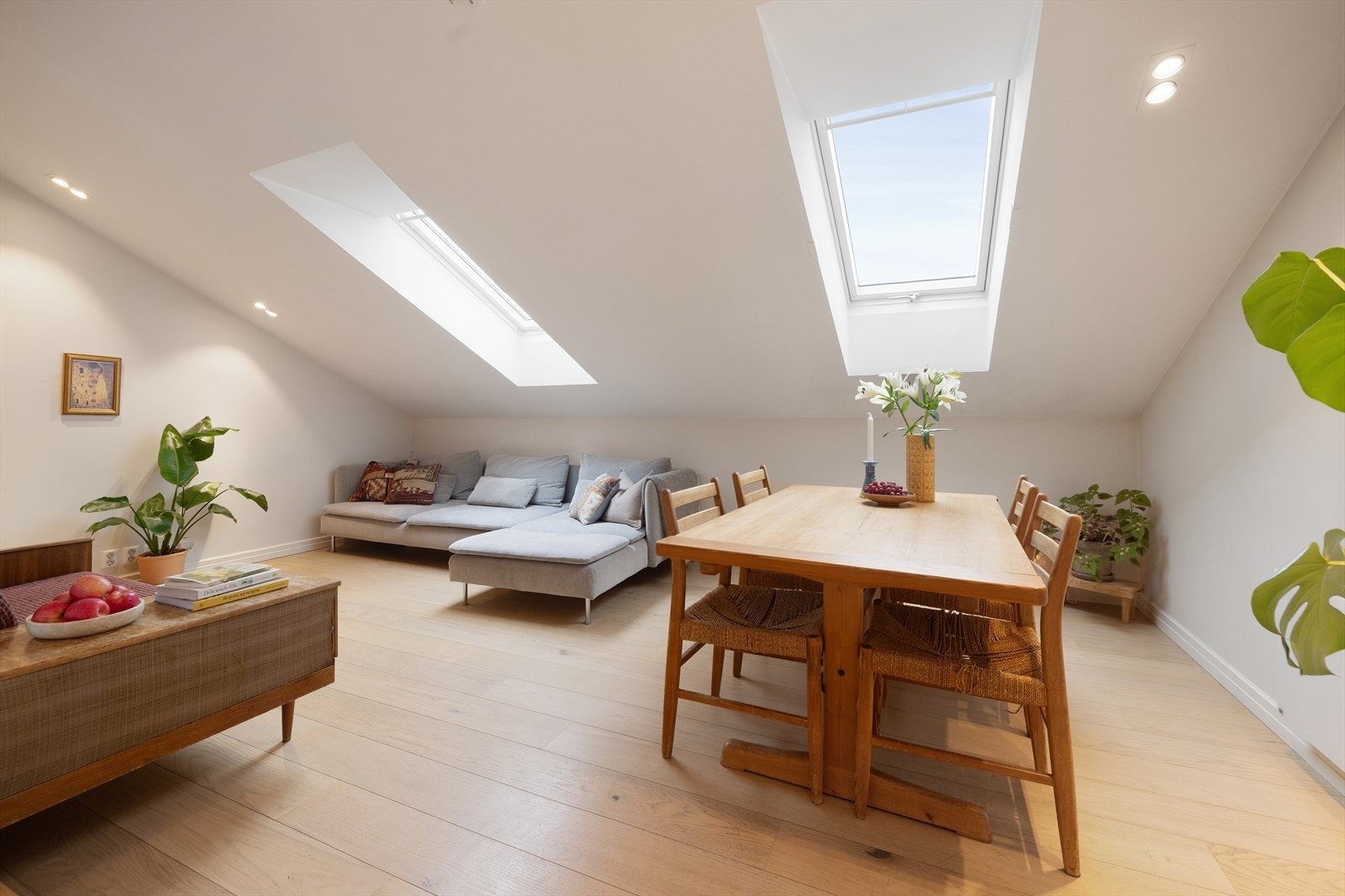 Leiligheten har stilrene overflater fra 2015 som består av en-stavs parkett og veggene er malt i lyse, behagelige fargetoner. Galleribilde