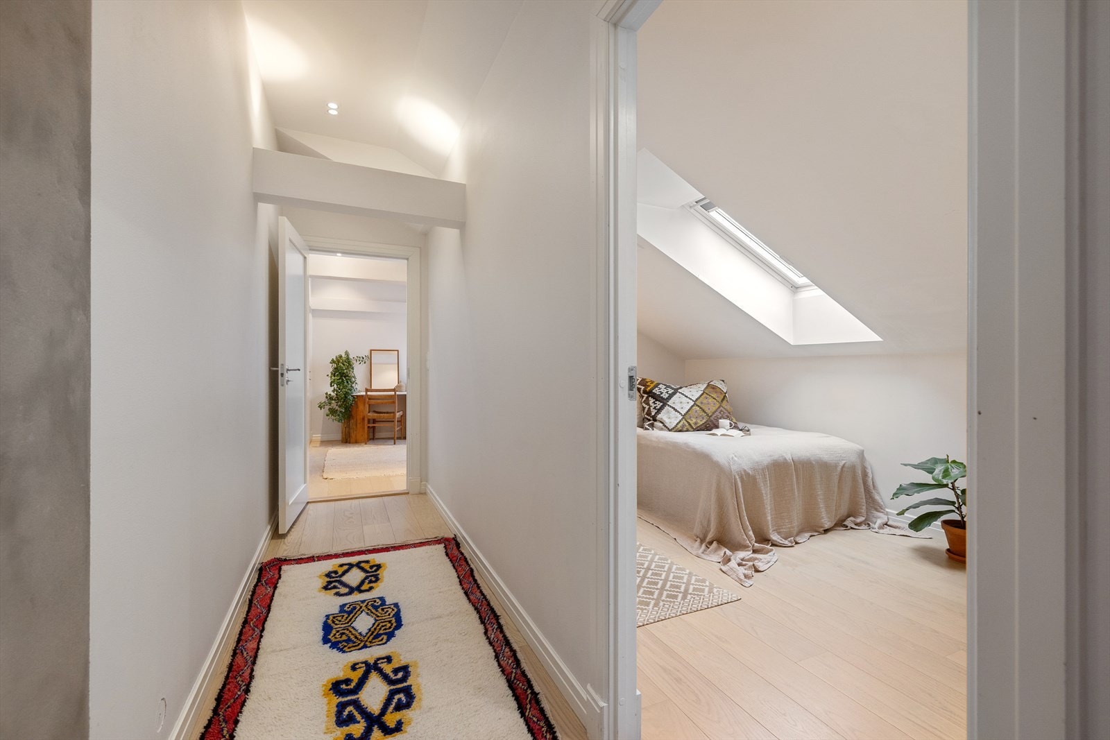 I entréen er det plass til knagger og skohylle for oppbevaring av yttertøy Galleribilde