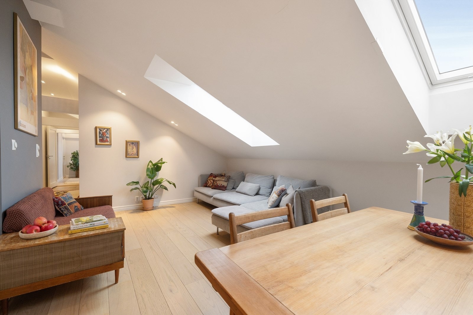 Det er god plass til stor sofagruppe med tilhørende sofabord og tv-benk. Galleribilde