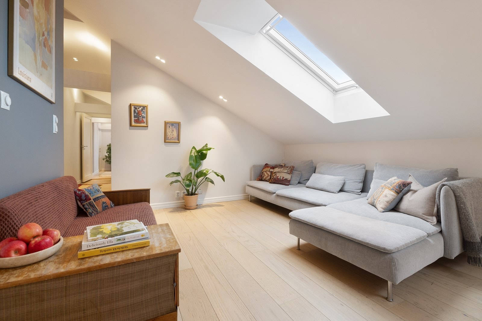 Leiligheten har en innbydende, lys og gjennomført stue med store vindusflater. Galleribilde