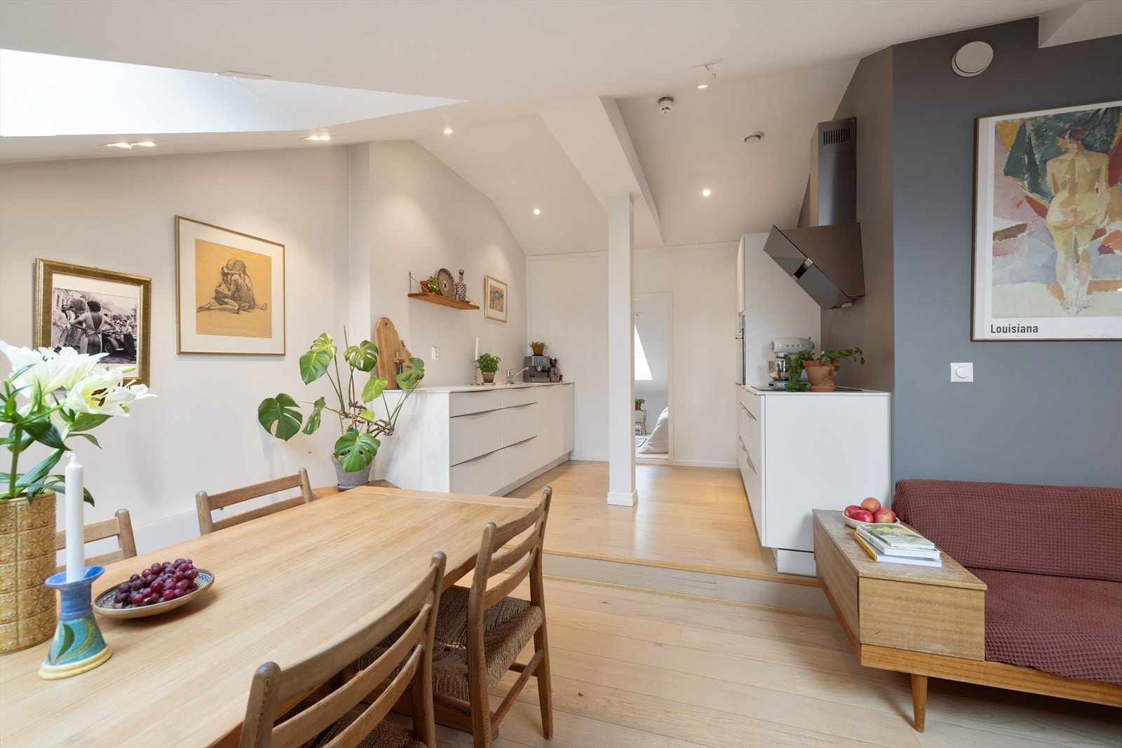 Stilsikkert og moderne kjøkken fra 2014/15 med åpen, men skjermet plassering i rommet. Galleribilde