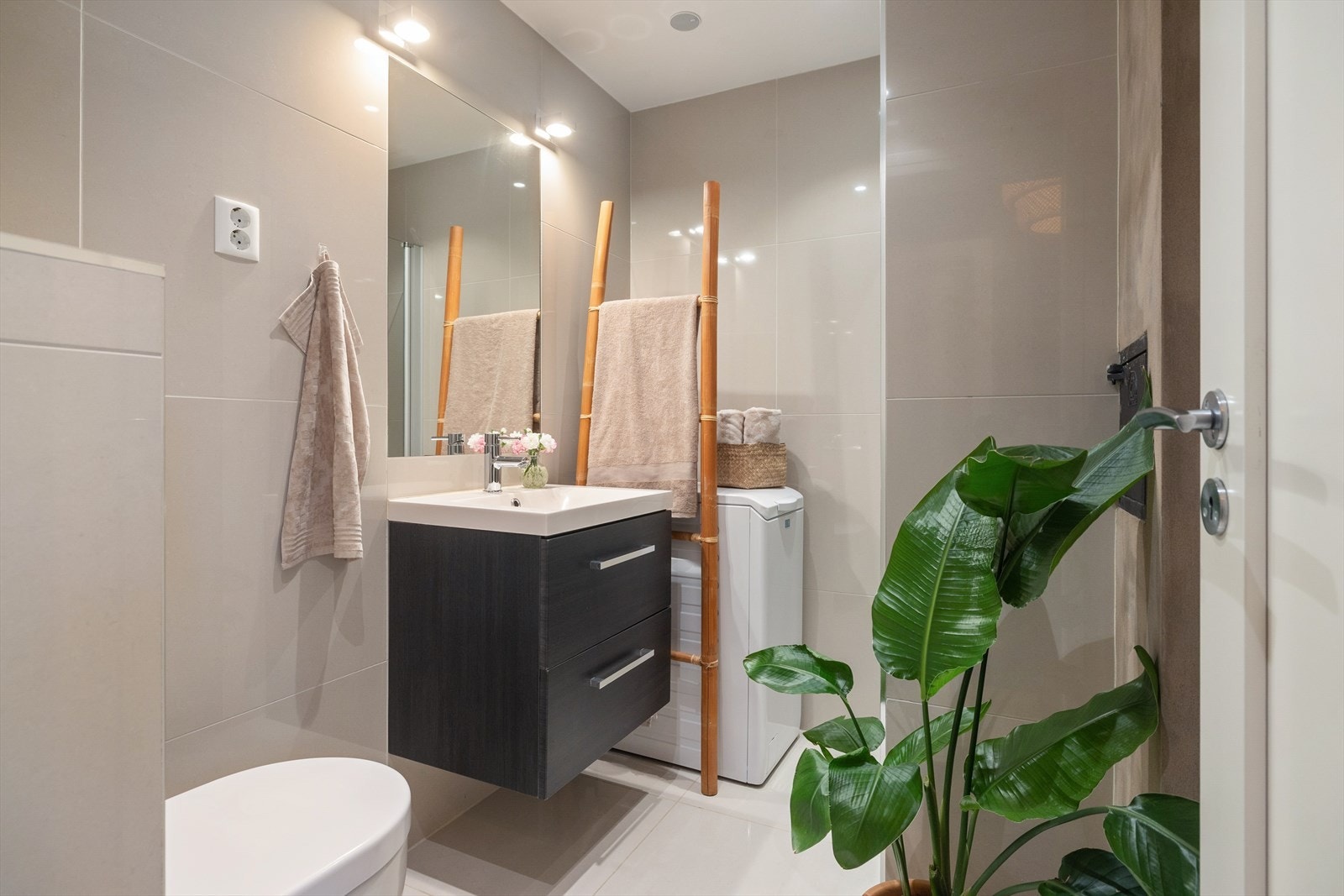 Delikat bad fra 2014/15 med flislagte overflater, elektriske varmekabler og downlights i himling. Det er opplegg for vaskemaskin. Galleribilde