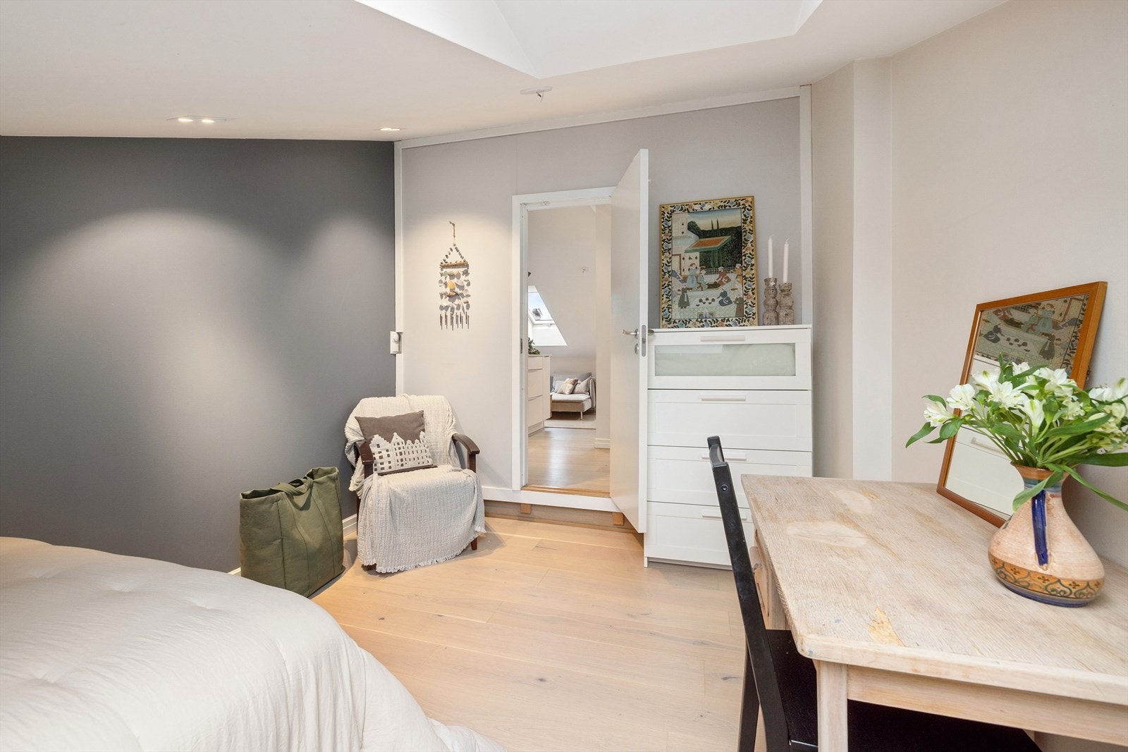 Soverommet er malt i en lys farge med en stilig kontrastvegg. Galleribilde