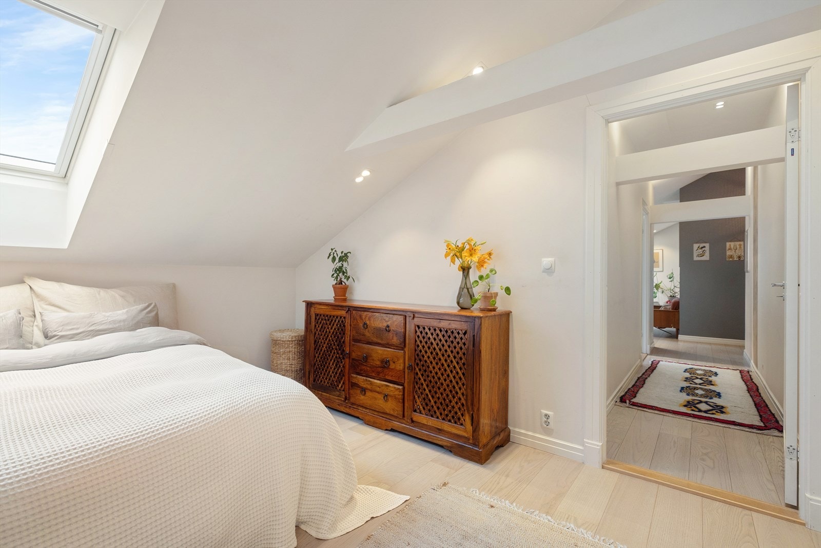 Synlige bærebjelker gir særpreg til boligen. Galleribilde