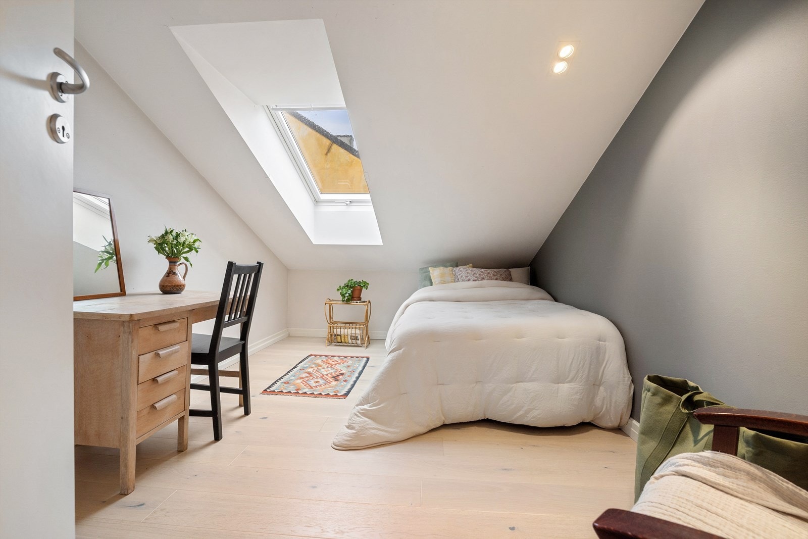 Det ene soverommet har adkomst fra kjøkkenet og passer godt som barnerom, gjesterom eller kontor. Galleribilde