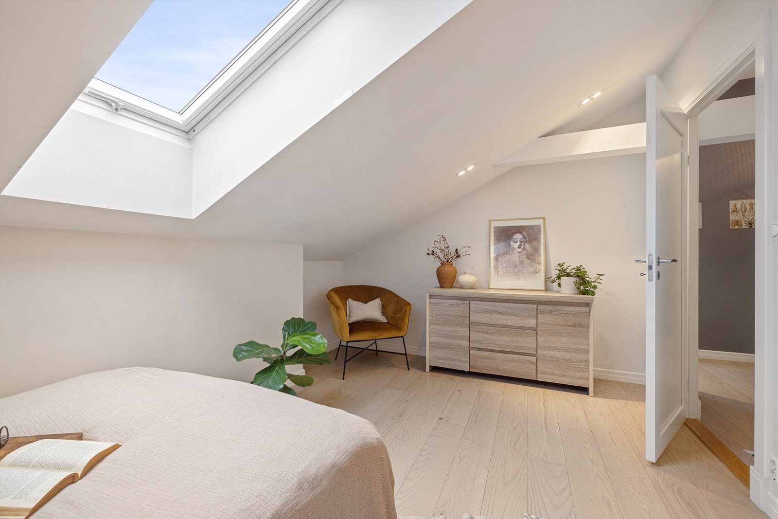 Rommet har plass til seng, skrivepult og skap/kommode. Galleribilde