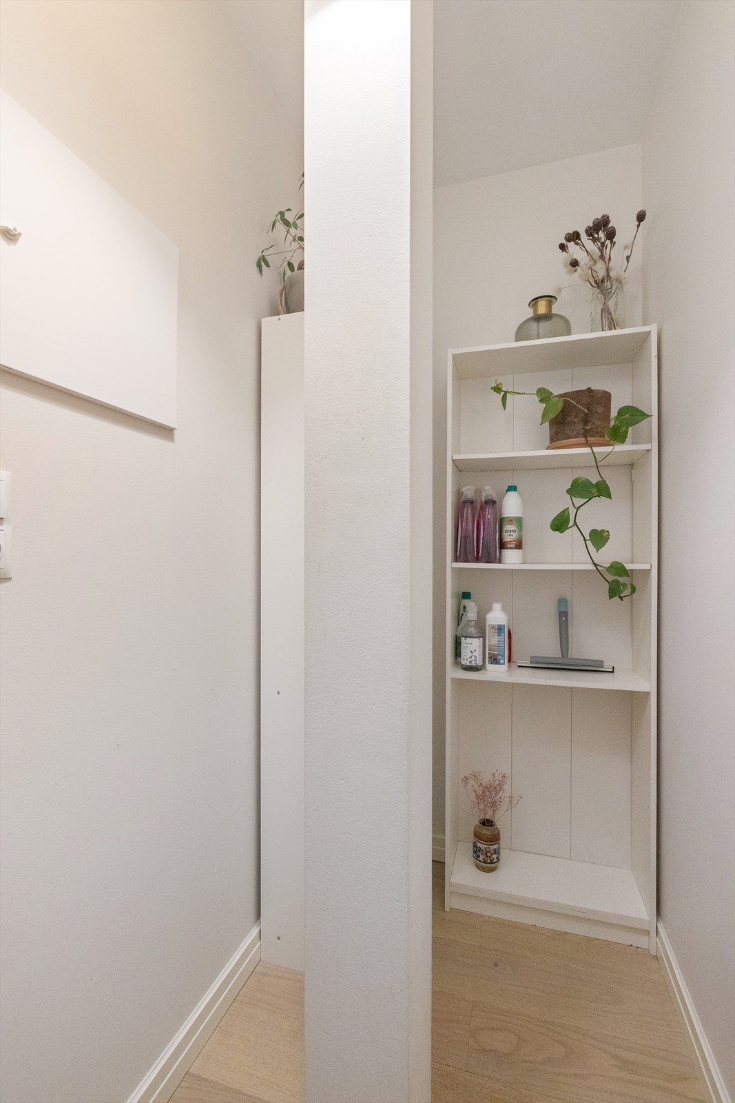 Fra gangen er det direkte adkomst til den innvendige boden på ca. 3 kvm. som gir godt med ekstra lagringsplass. Galleribilde