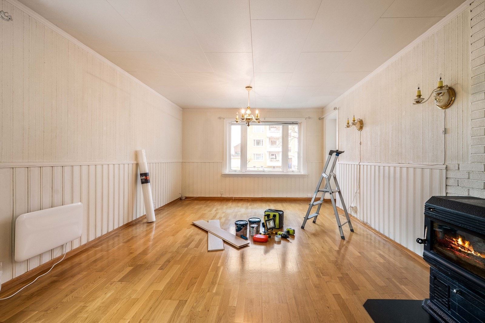 Romslig stue med peis og utgang til balkong. Galleribilde