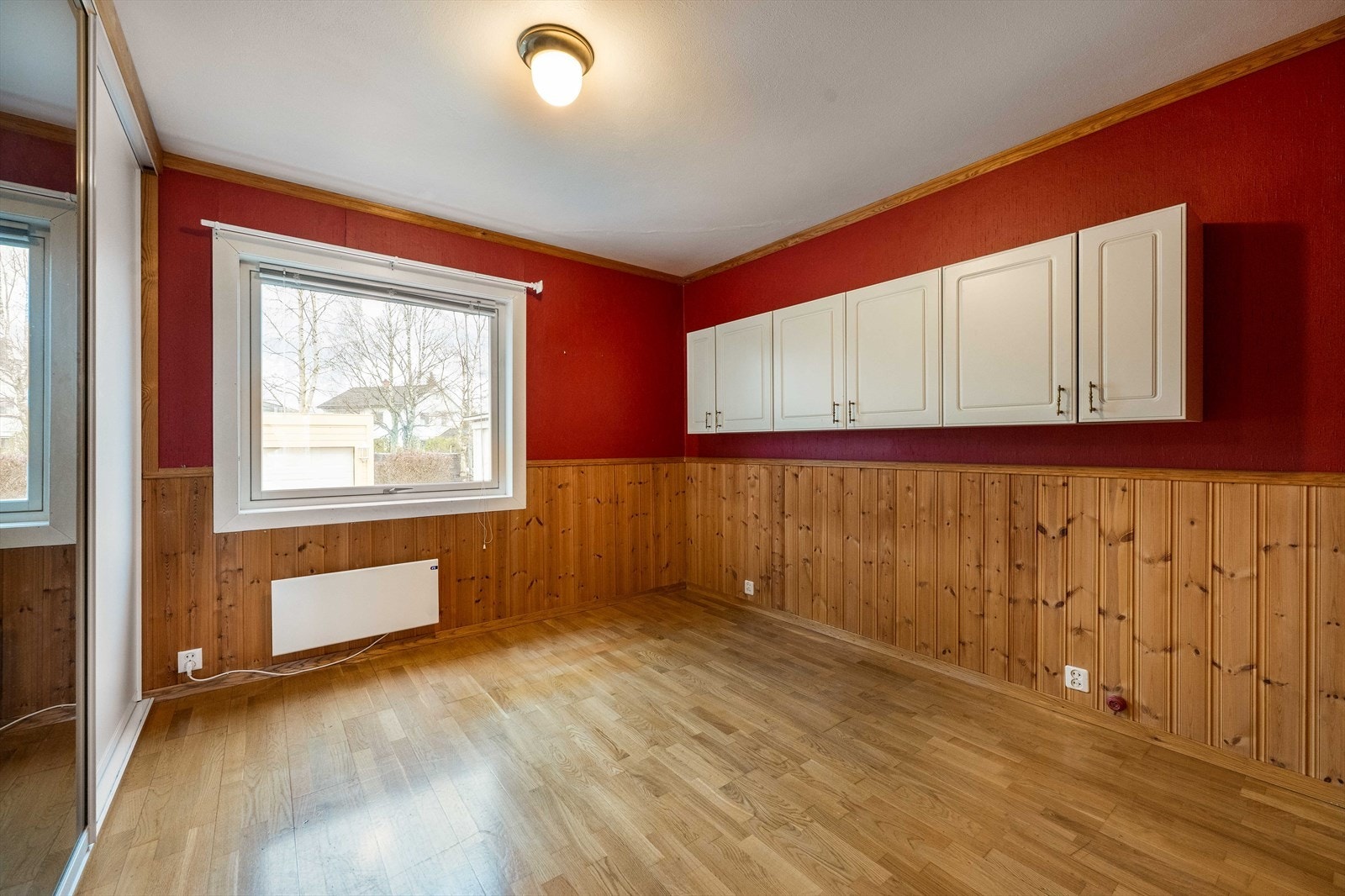 Hovedsoverommet har god plass til dobbeltseng, nattbord og garderobeskap. Galleribilde