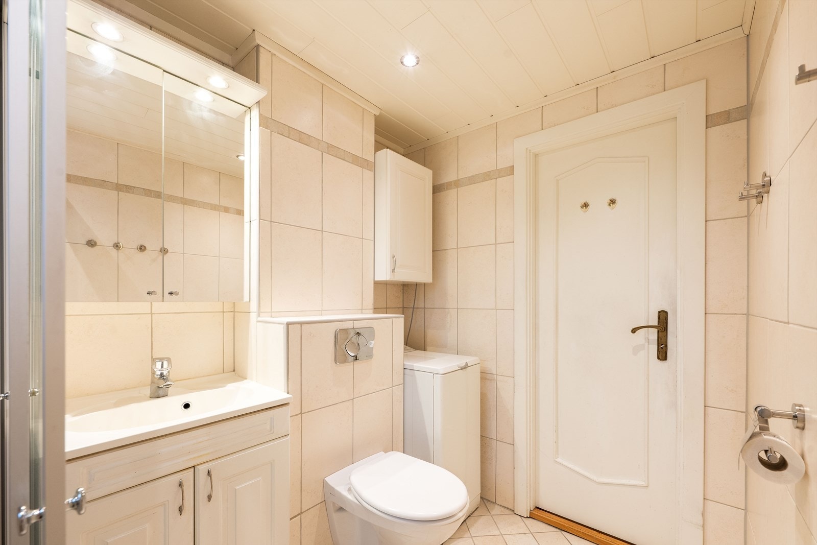 Helfliset baderom med opplegg for vaskemaskin. Galleribilde