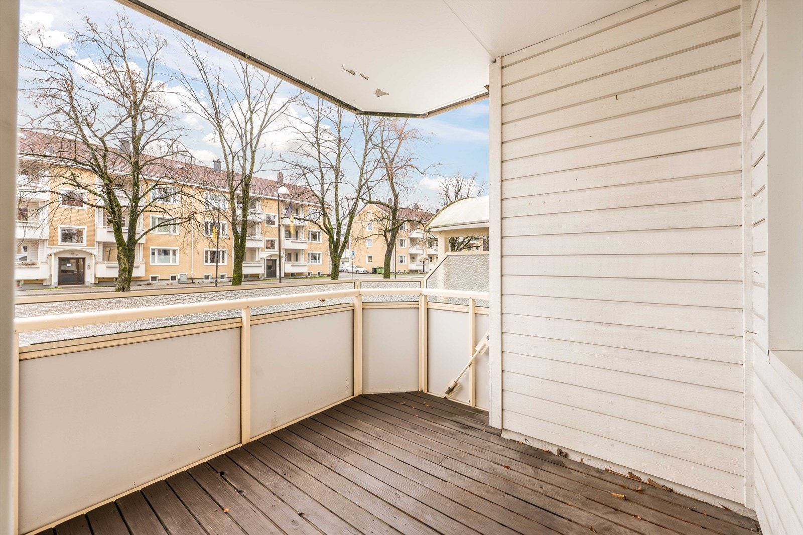 Overbygd balkong på ca. 6 kvm med plass til sittegruppe. Galleribilde