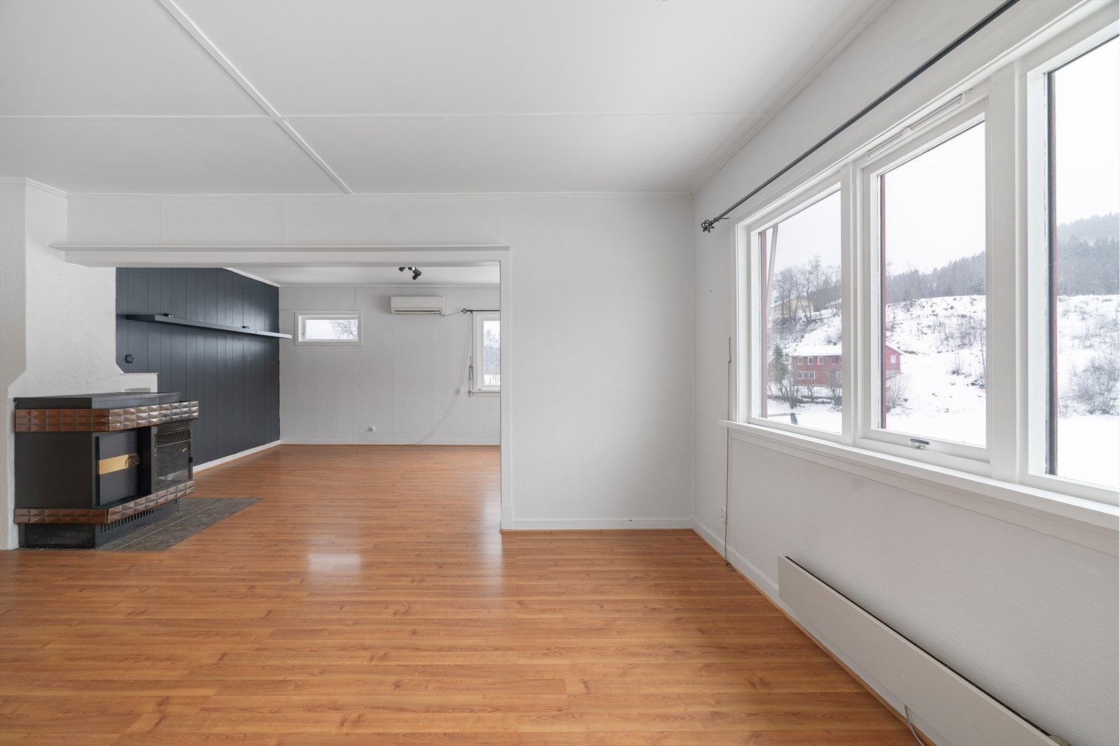 Den åpne løsningen er på hele 38kvm, noe som skaper god plass til både sofa- og spisegruppe Galleribilde