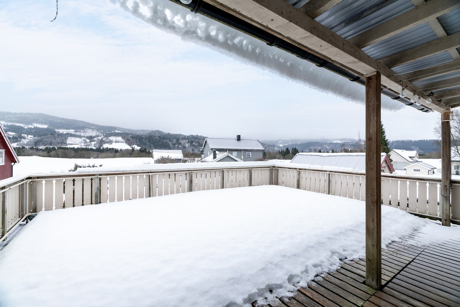 En uteplass som inviterer til hyggelige sammenkomster på hele 37 kvm Galleribilde