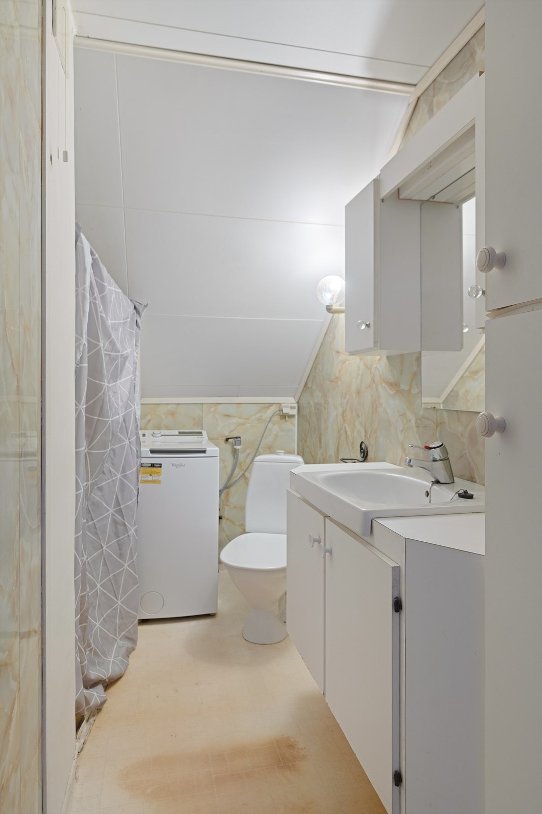 Praktisk innredet baderom Galleribilde