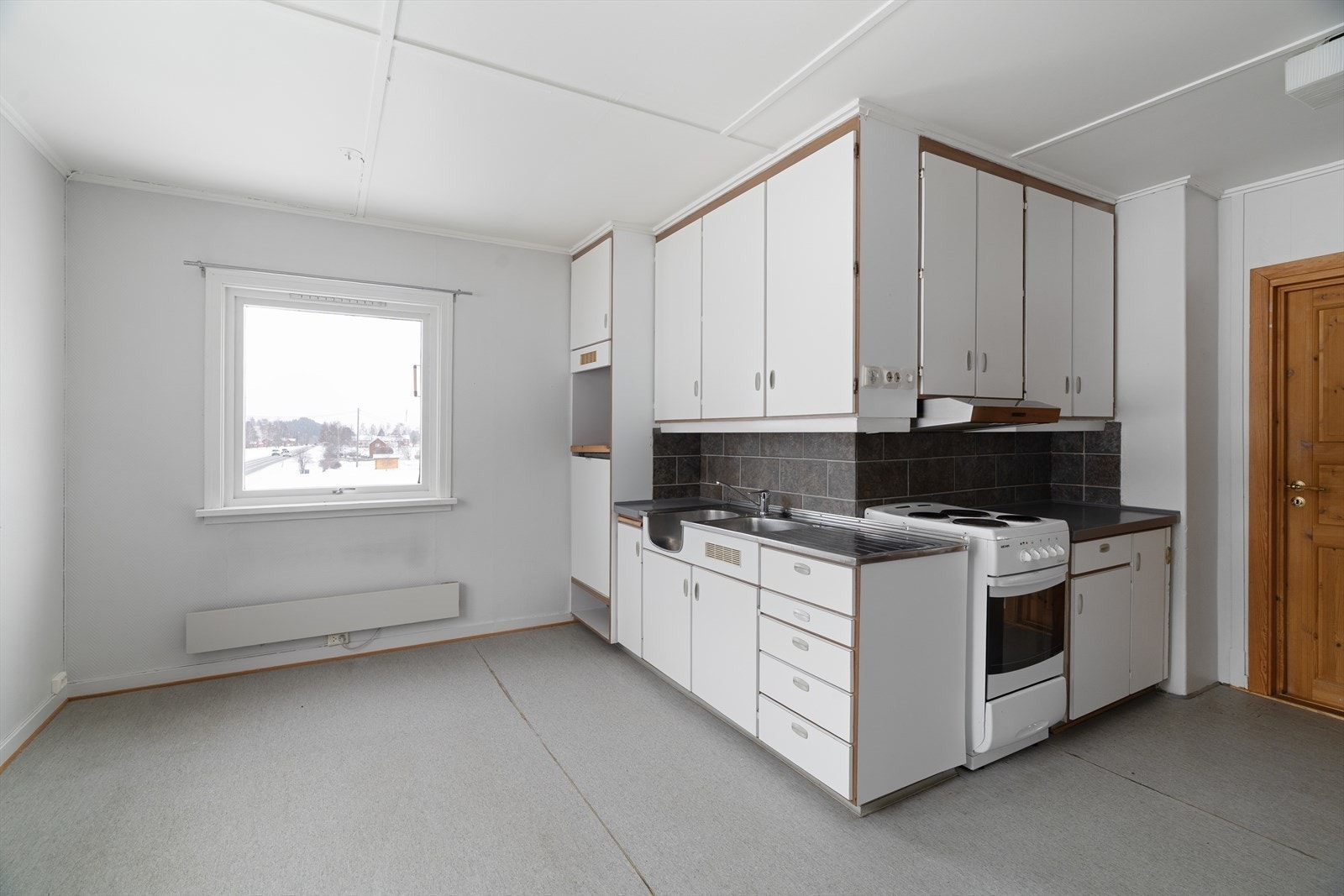 Kjøkkenet er praktisk adskilt fra stuen Galleribilde