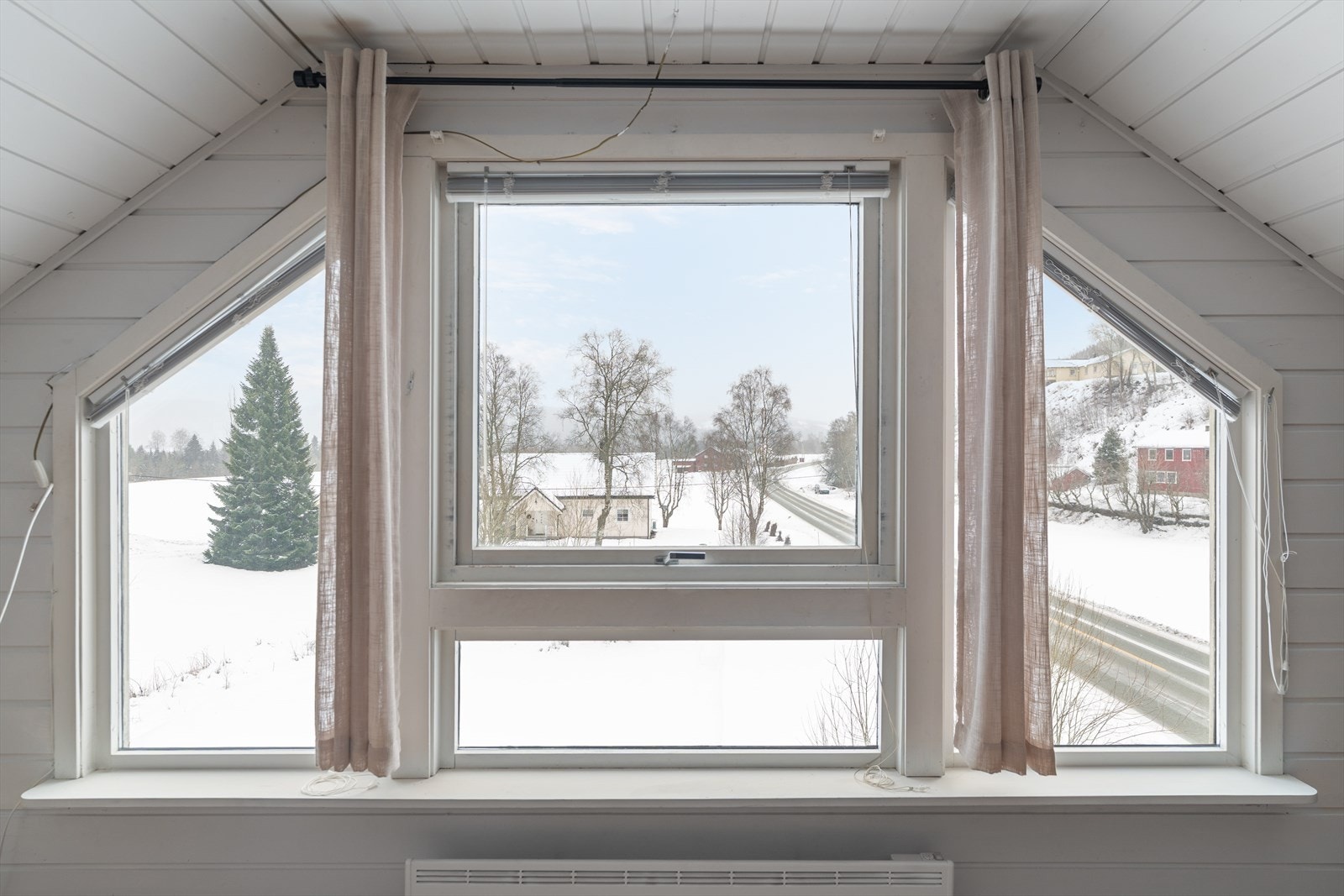 Loftetasje er innredet med soverom, stue, kjøkken, gang og bad Galleribilde