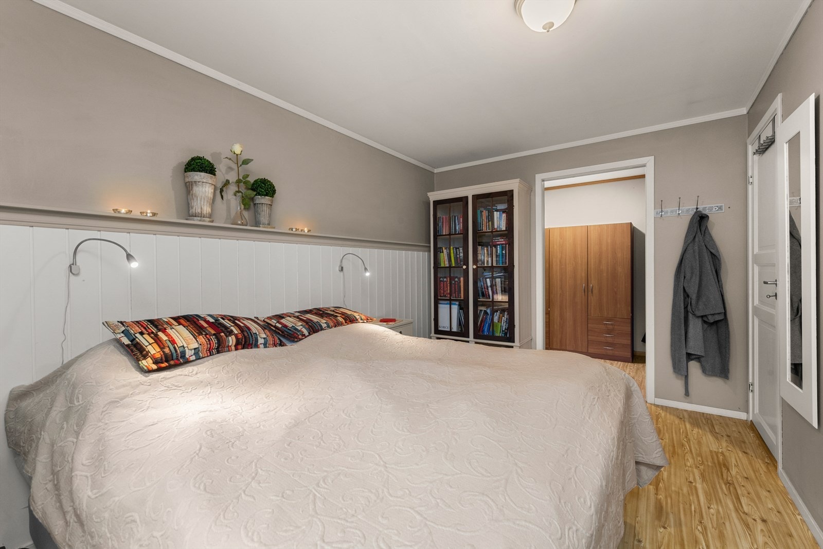 Hovedsoverom med walk-in closet Galleribilde