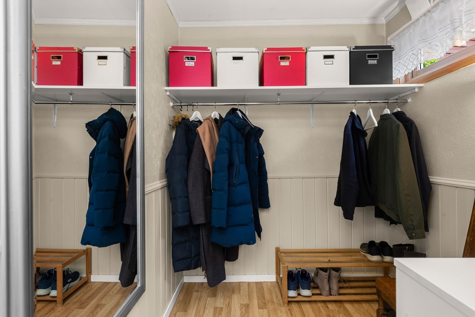 Praktisk garderobeløsning med hyller og klesstang gir god oppbevaringsplass. Galleribilde