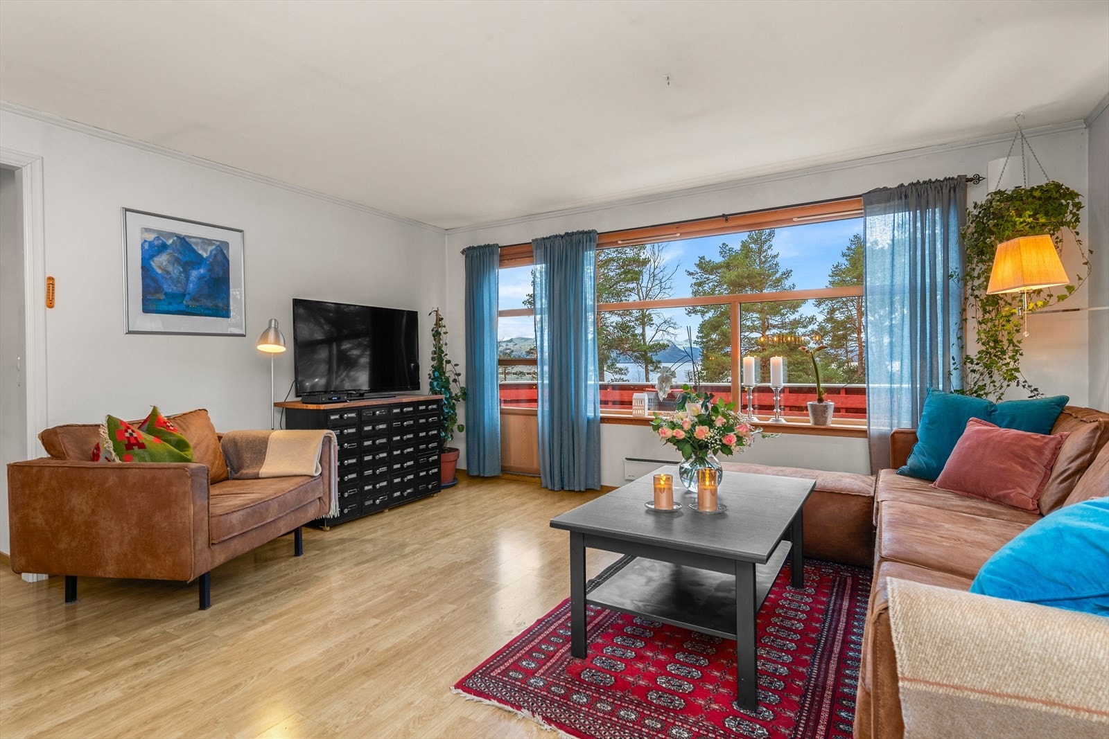 Stue med store vindusflater. Galleribilde