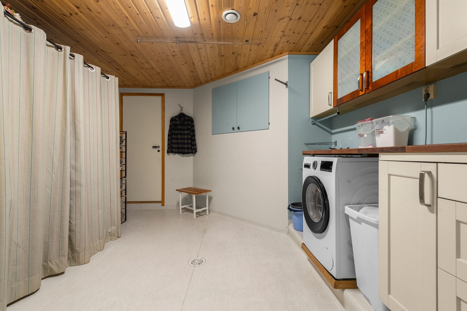 Praktisk vaskerom med god benkeplass. Galleribilde