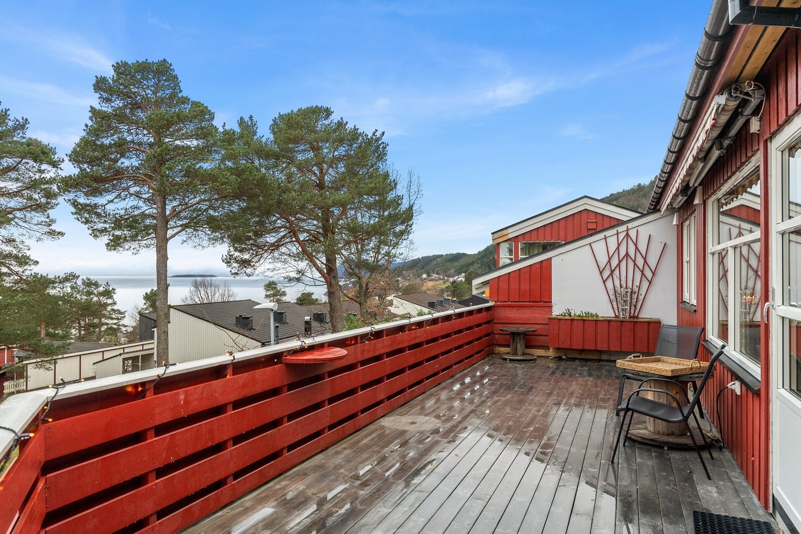 Veranda har utsikt mot sjøen og fjellene. Galleribilde