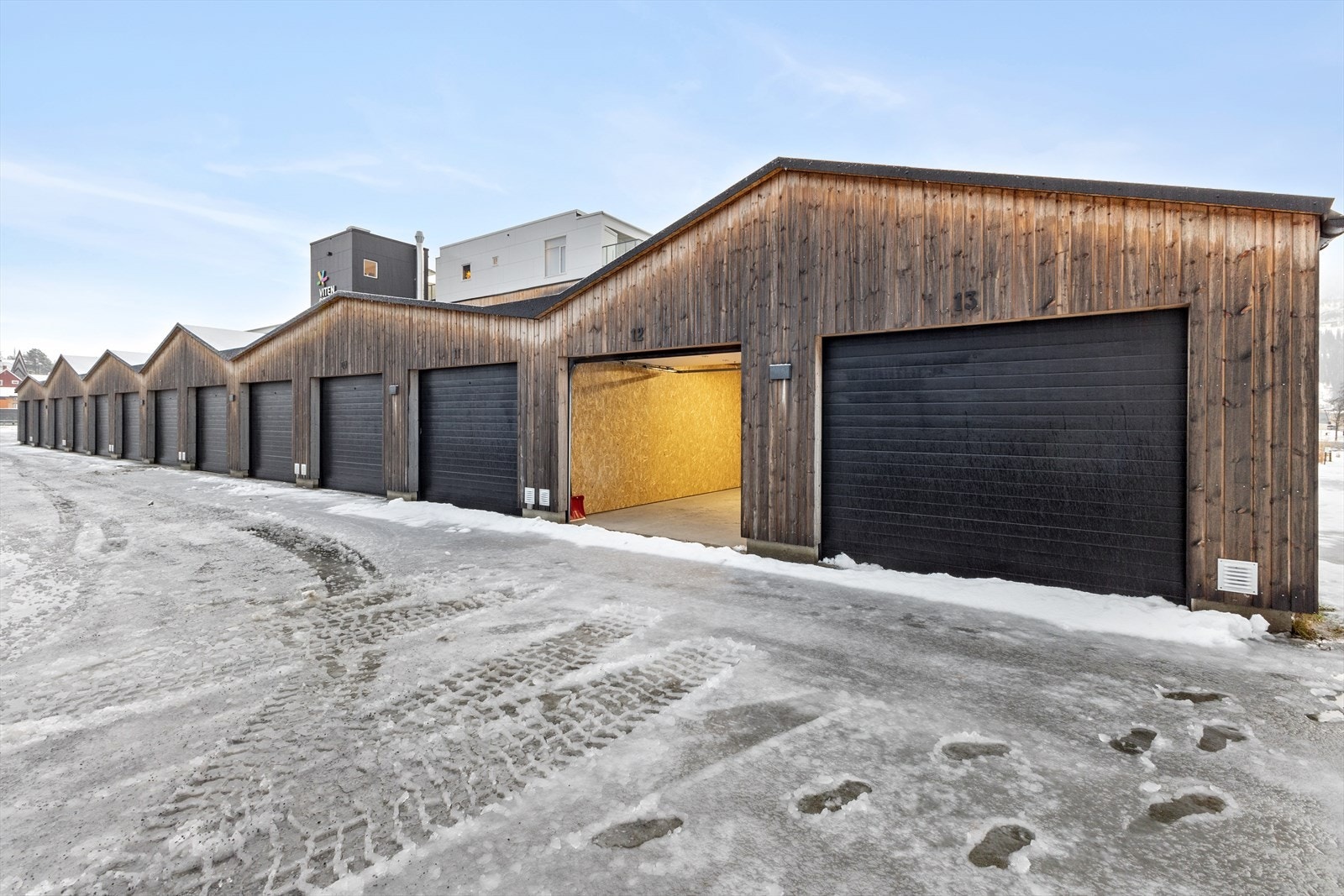 Felles garasjerekke, og garasje merket nr. 12 medfølger denne leiligheten. Galleribilde