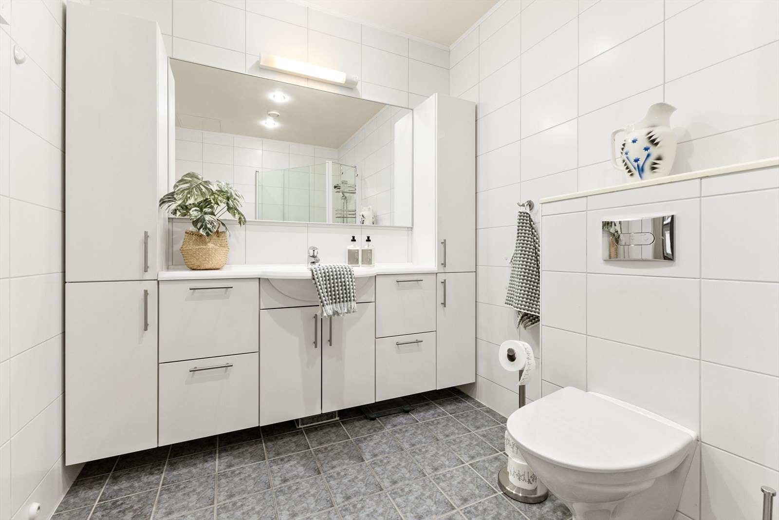 Borettslaget består av totalt 25 leiligheter, og har eget inngangsparti med trapperom og heis på nordlig hjørnet i front. I felles inngangsparti finner du også postkassene. Gjester slipper du enkelt inn fra innsiden av din leilighet med porttelefon. Galleribilde