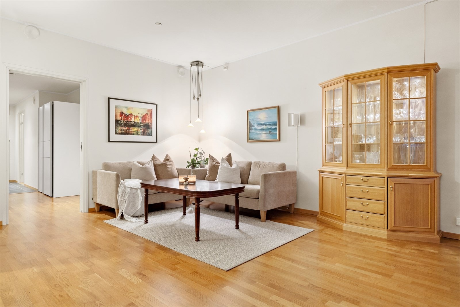 Stue og kjøkken har ekstra takhøyde som, i kombinasjon med store vindusflater i front, gir en luftig og romslig atmosfære. Galleribilde