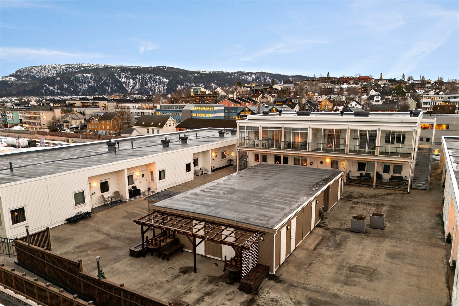 Fellesarealet på taket er bebygd med boder til hver leilighet, og i forlengelse av denne har borettslaget etablert et koselig, felles sitteområde. Det er snøsmelteanlegg og dekke av betonggulv. Galleribilde
