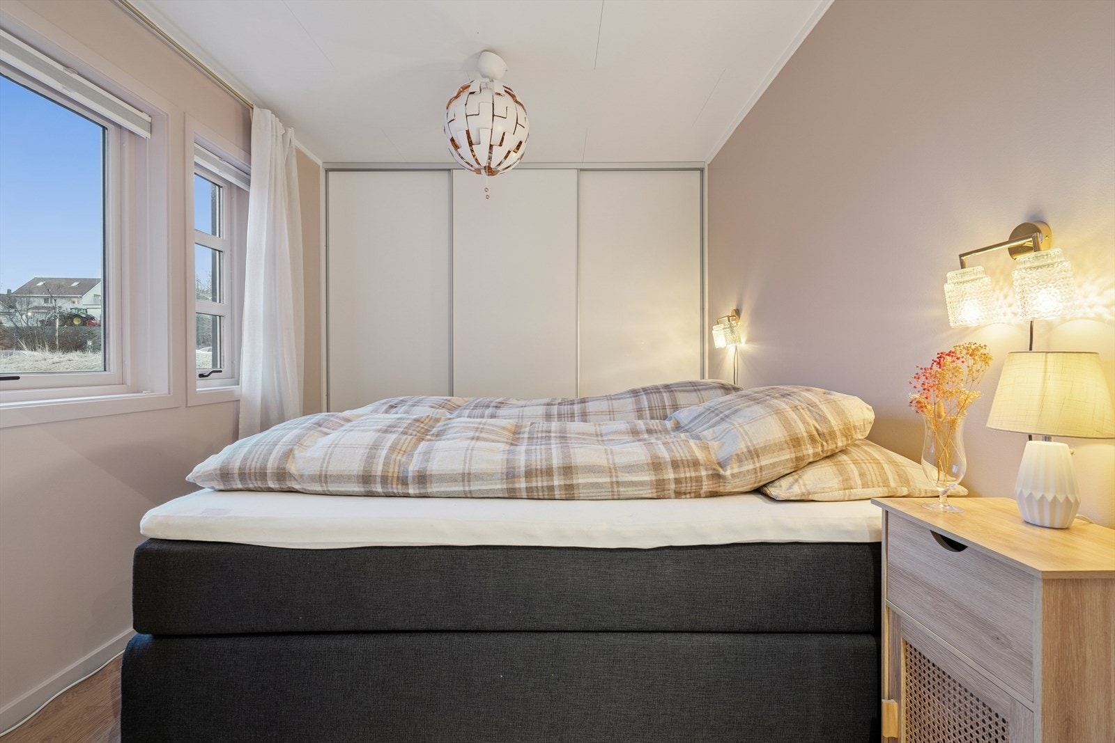 Soverommet er romslig og byr på god plass for dobbeltseng, nattbord og en god innebygget skyvedørsgarderobe. Galleribilde