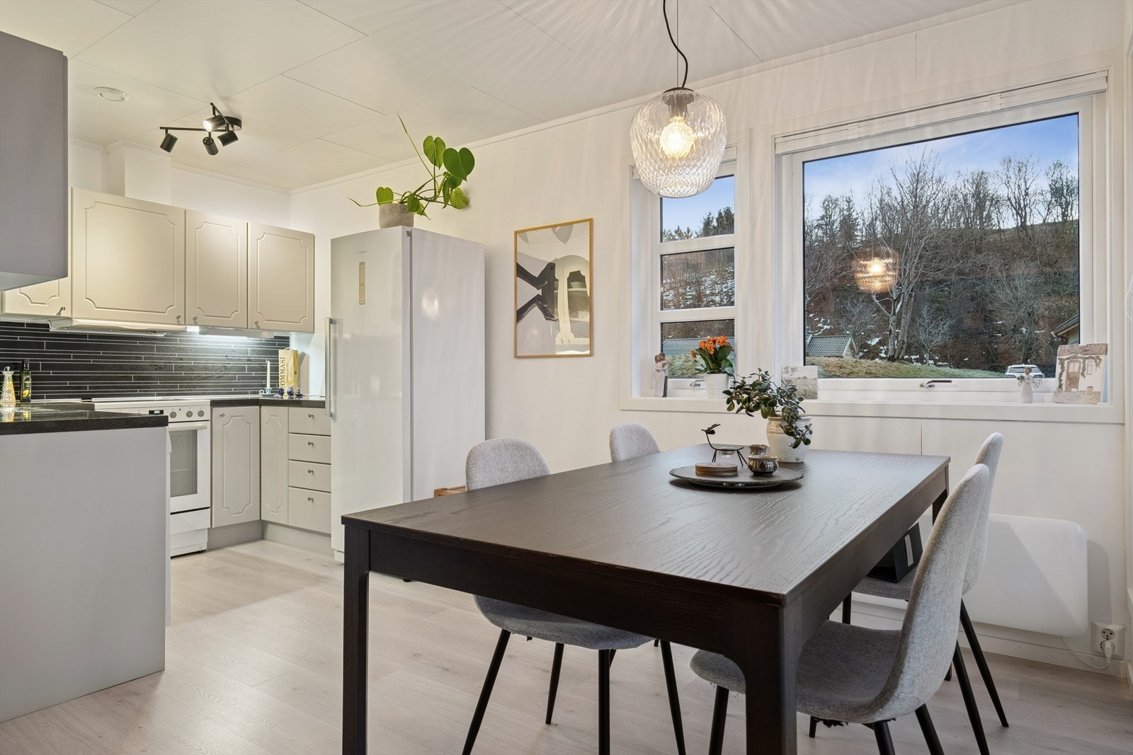 Kjøkkenet er lyst og tidløst. Her har en alt en måtte trenge av både skap-, skuff- og benkeplass. Galleribilde