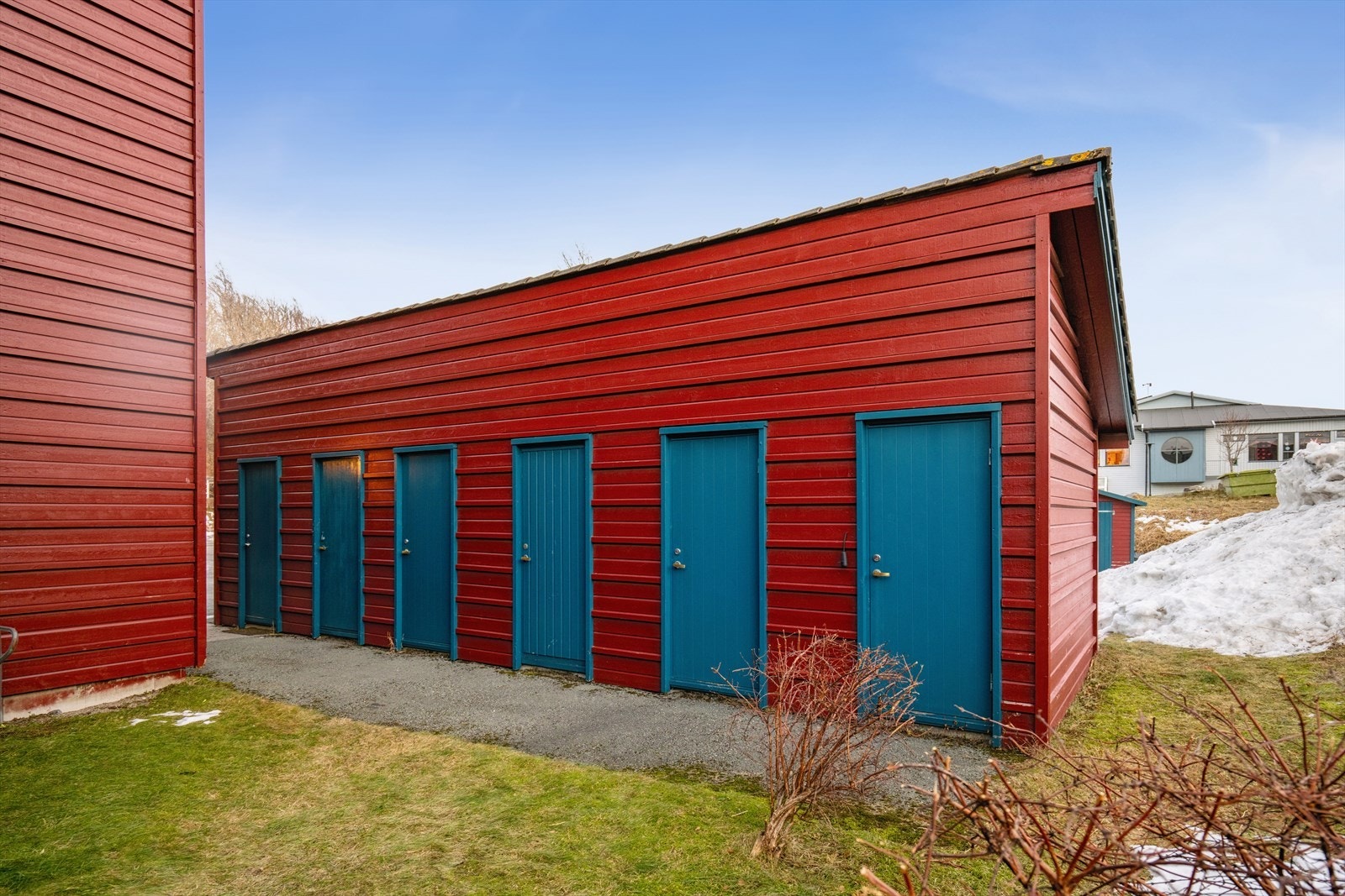 Praktisk utebod på ca. 5m2 i felles rekke. Galleribilde