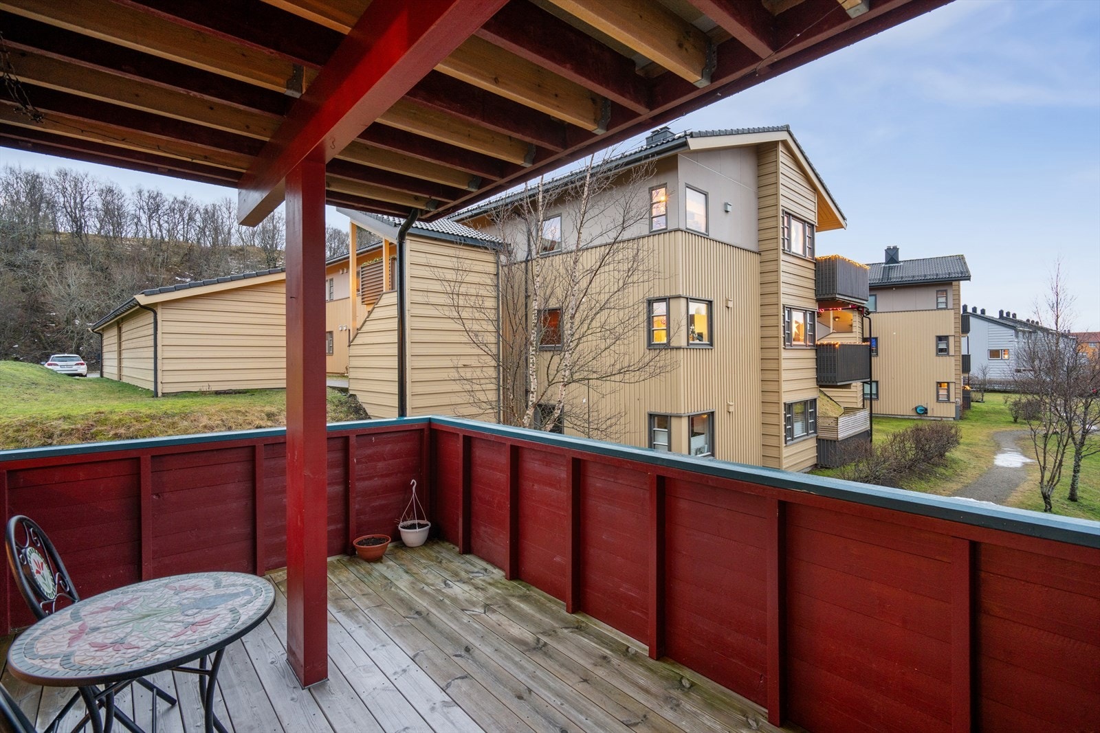 Fra stuen er det videre utgang til en flott overbygget balkong. Galleribilde