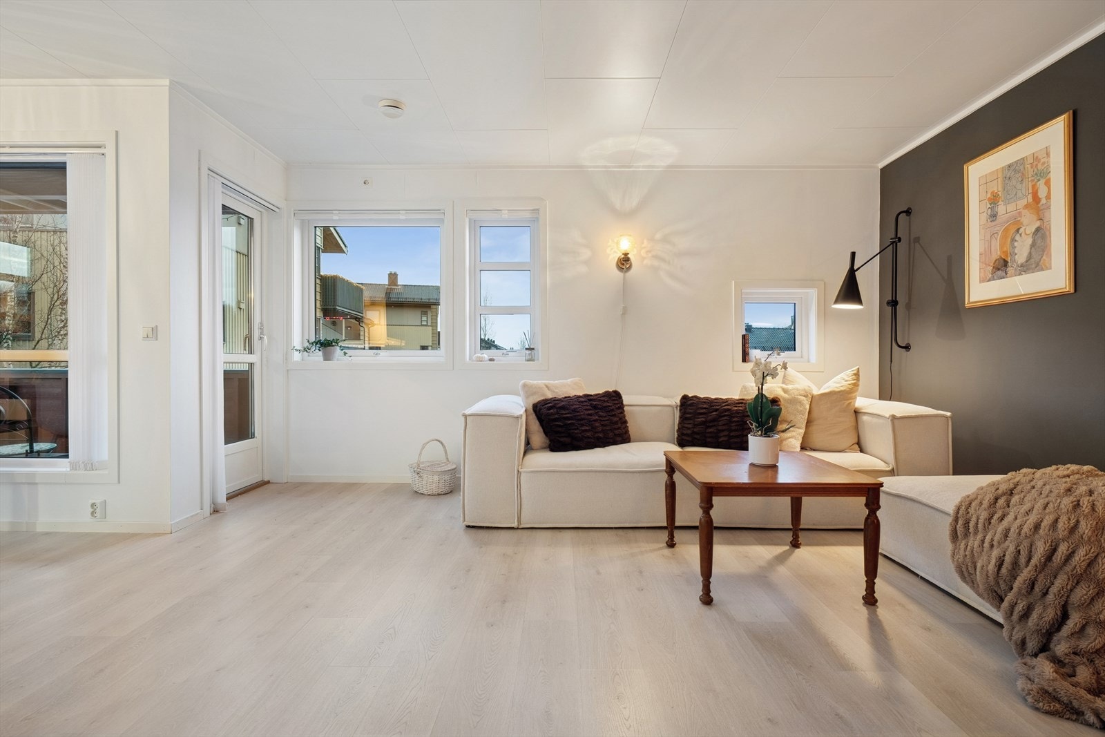 Vi beveger oss videre inn i en lys og innbydende stue. Galleribilde