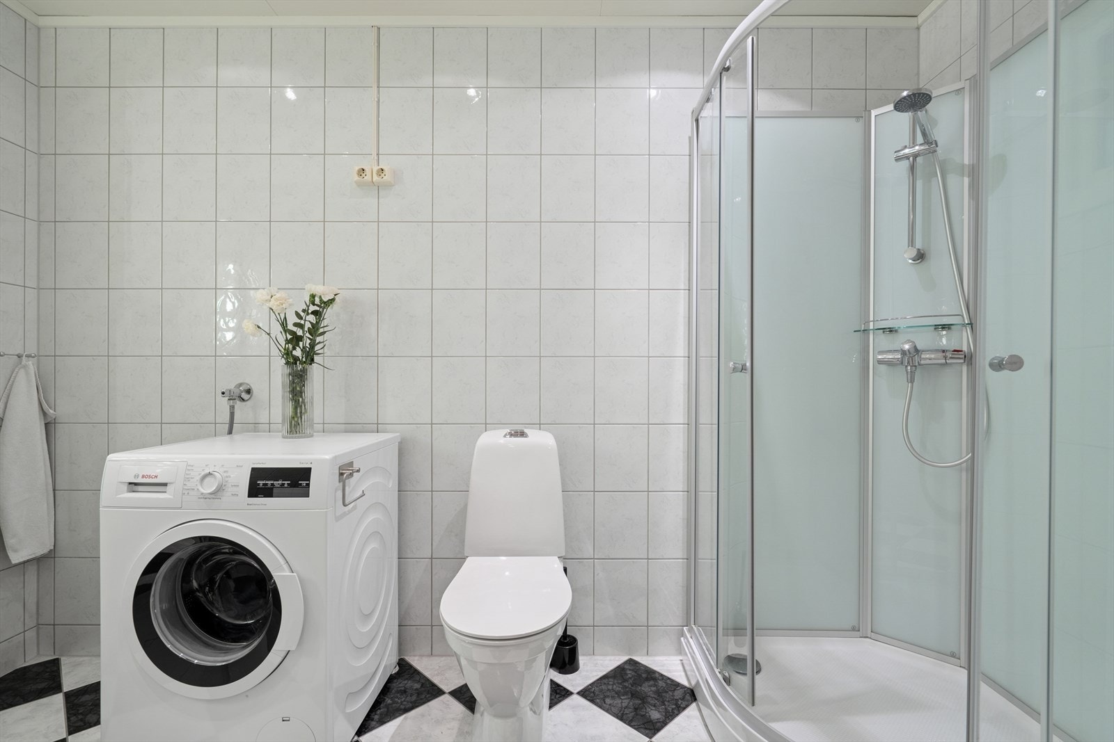 Pent flislagt bad med behagelige varmekabler i gulv. Galleribilde