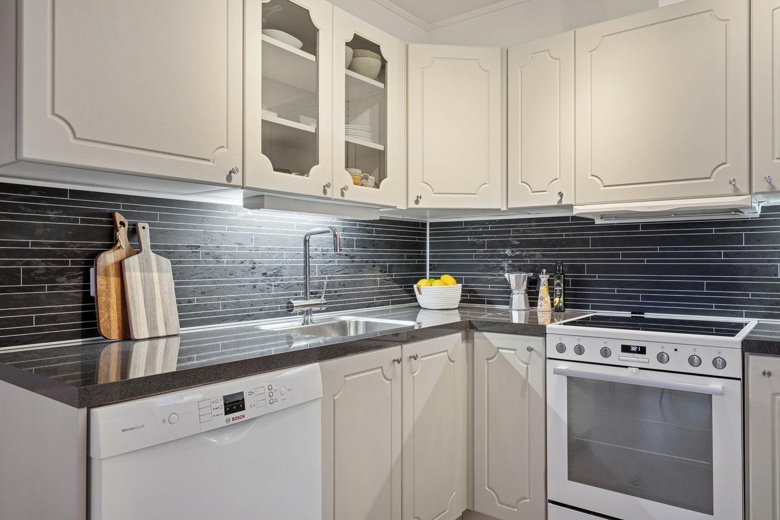 I innredningen er det plass for frittstående komfyr, oppvaskmaskin og kjøl/frys. Galleribilde