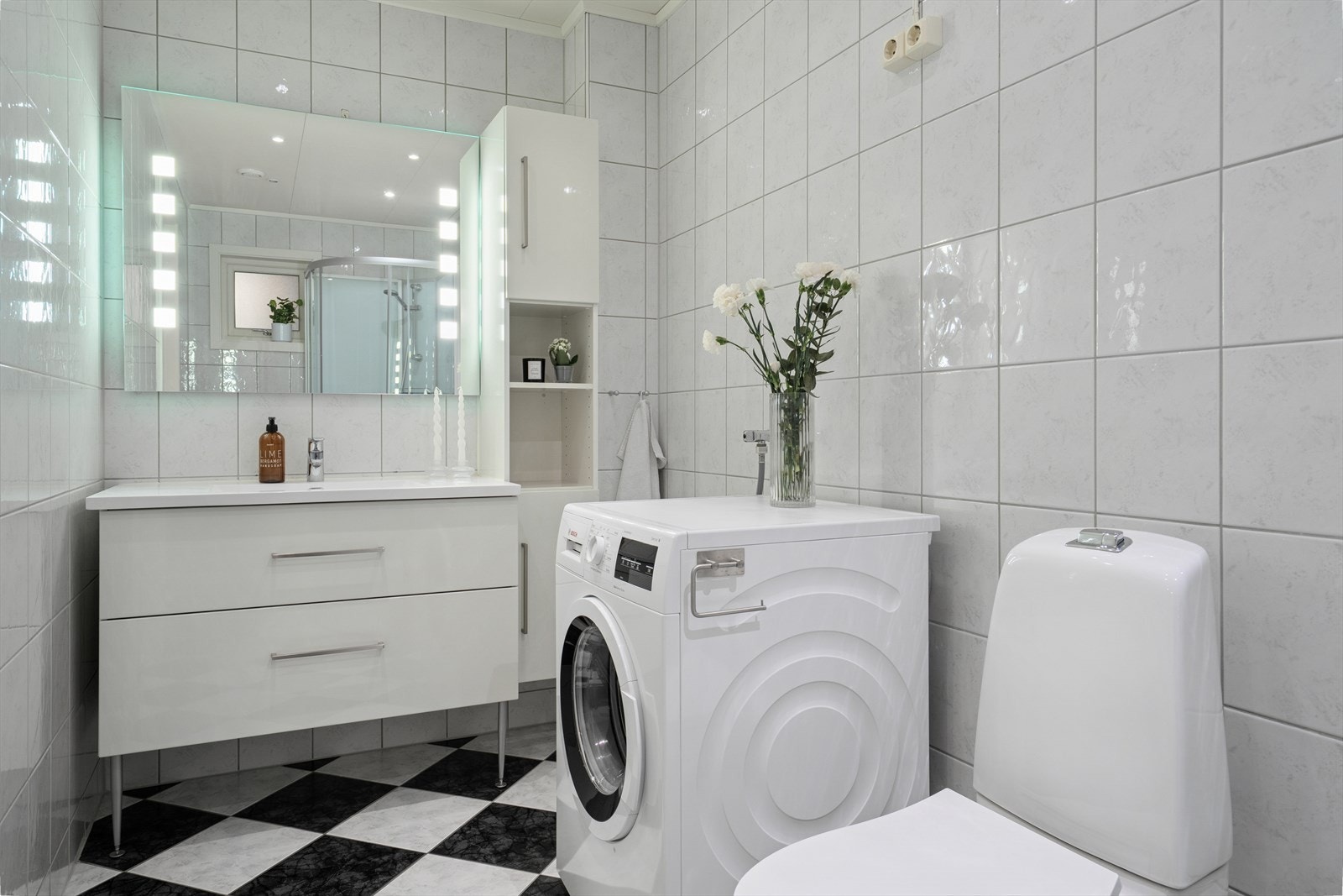 Badet er utstyrt med en moderne og god baderomsinnredning. Galleribilde