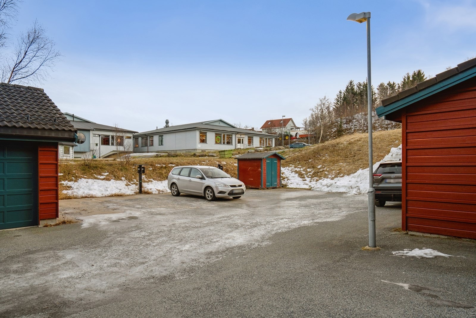 Leiligheten disponerer en fast parkeringsplass klargjort for installasjon av elbil-lader. Galleribilde